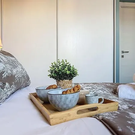 Le Royal Yourhosthelper Apartment *